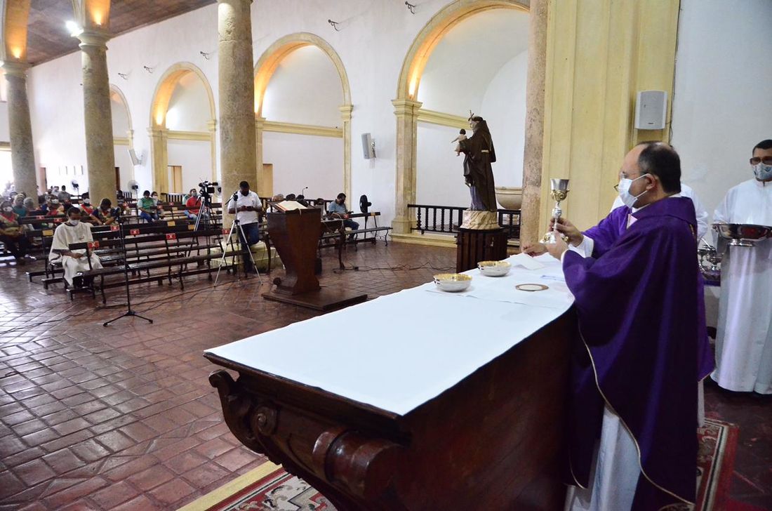Celebração da Missa de Cinzas na Catedral da Sé - Foto: Arthur Mota/Folha de Pernambuco