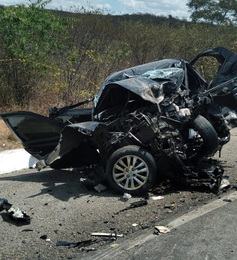 Carro ficou destruído após colisão frontal na BR-232, em Pesqueira ?- Foto: PRF/Divulgação