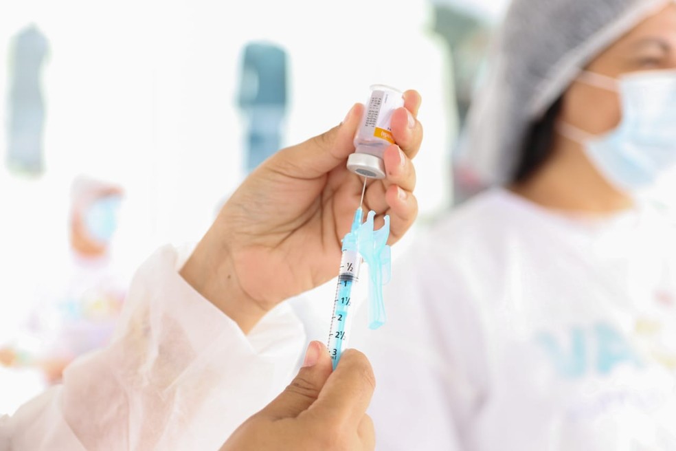 Profissional de saúde prepara dose para aplicar vacina contra Covid �- Foto: Divulgação