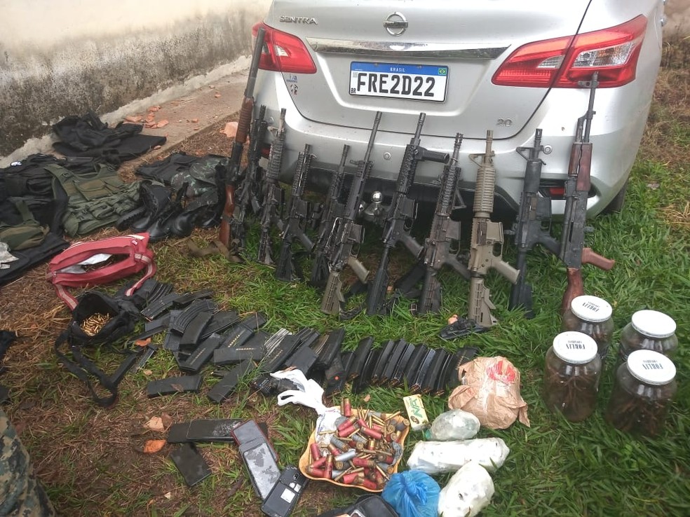Armamento apreendido durante operação da PM e PRF que resultou na morte de 25 suspeitos de roubo a bancos em Varginha (MG) - Foto: Divulgação/Polícia Militar