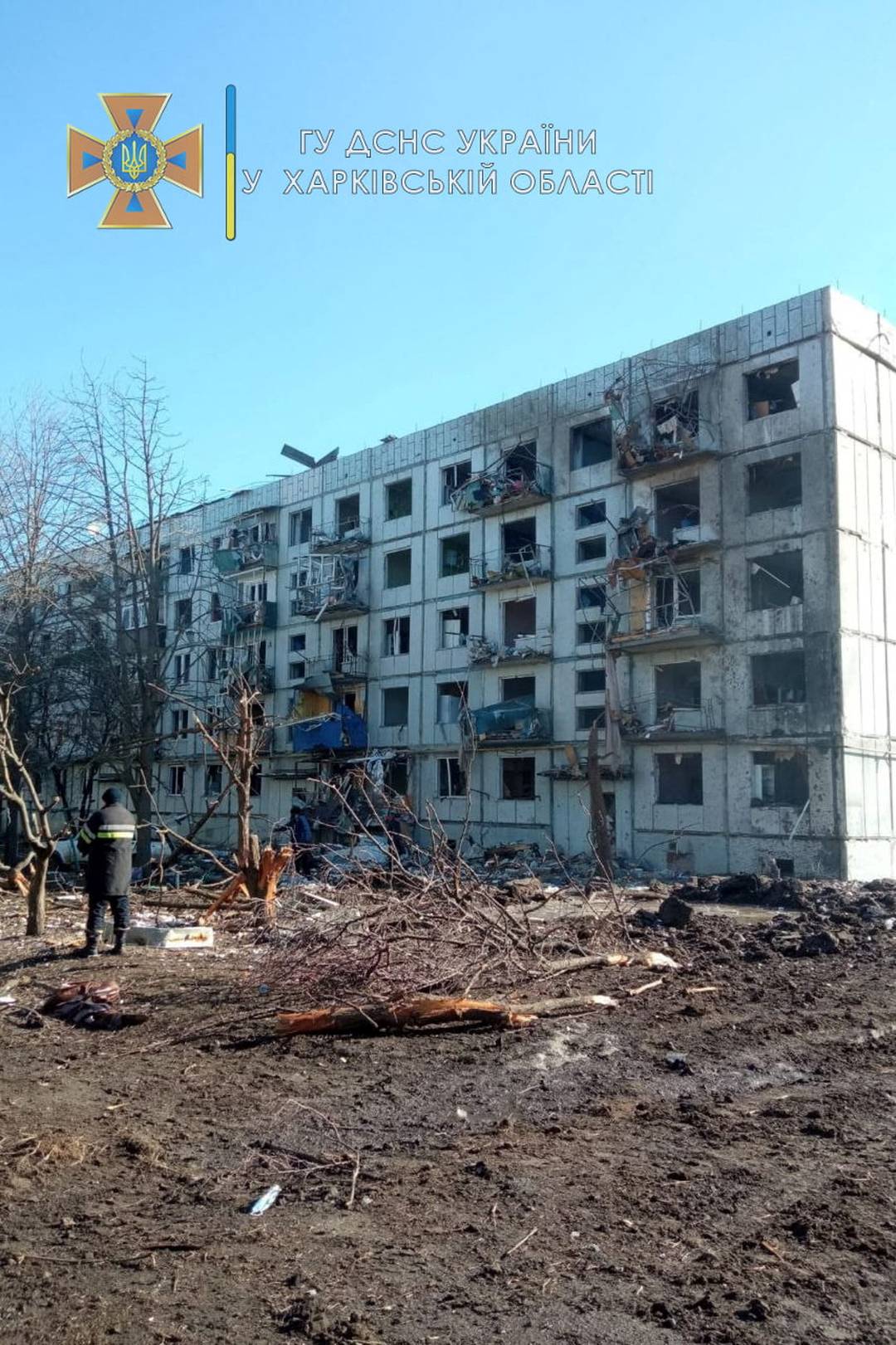 Prédio atingido por bombas na cidade de Chuhuiv, na região de Kharkiv, na Ucrânia, em 24 de fevereiro de 2022 (Foto: Divulgação/Serviço de Emergência da Ucrânia/Reuters)
