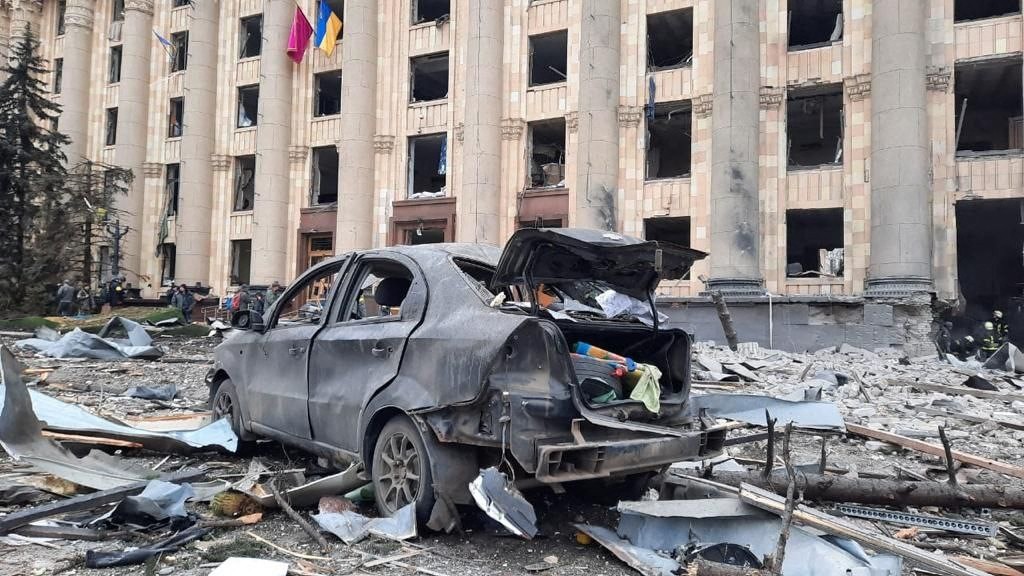 Destroços após explosões em Kharkiv - Foto: AFP
