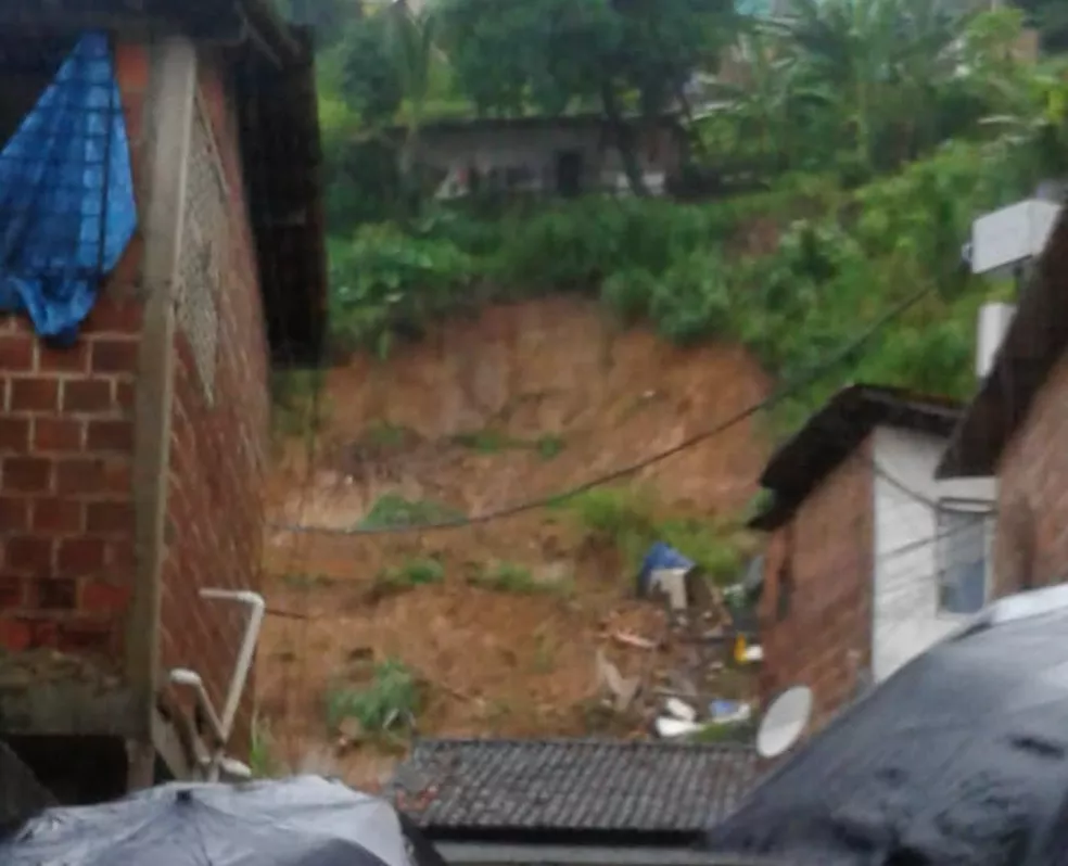 Barreira deslizou e deixou feridos no Córrego do Abacaxi, em Olinda �- Foto: Reprodução/WhatsApp
