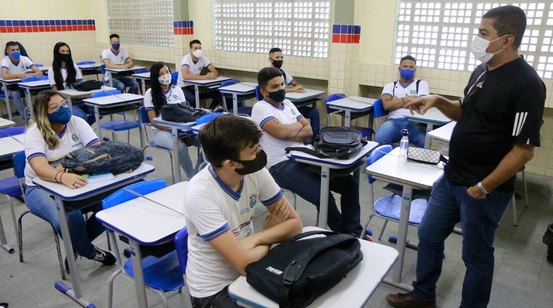 Serão contemplados profissionais da educação que atuaram na Rede Estadual de Ensino entre 1997 e 2006 - Foto: Arthur Mota/Folha de Pernambuco