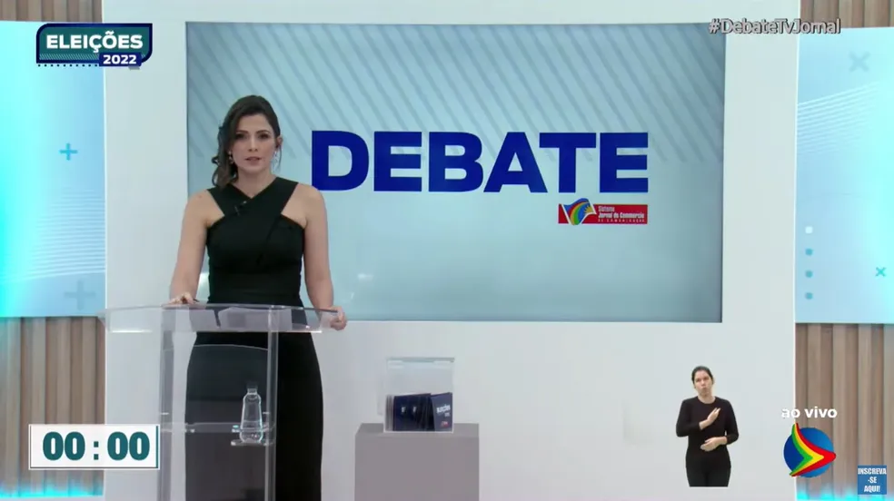 Apresentadora Anne Barretto durante debate da TV Jornal com candidatos ao governo de Pernambuco �- Foto: Reprodução/TV Jornal