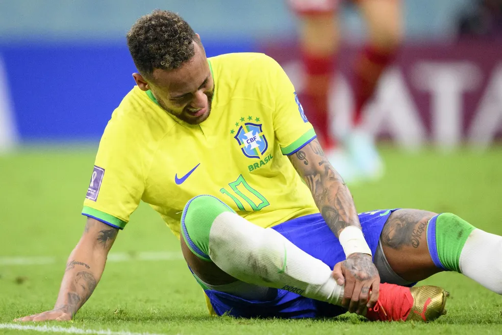 Neymar sofreu lesão no tornozelo direito na estreia da seleção brasileira na Copa do Mundo 2022 �- Foto: AFP
