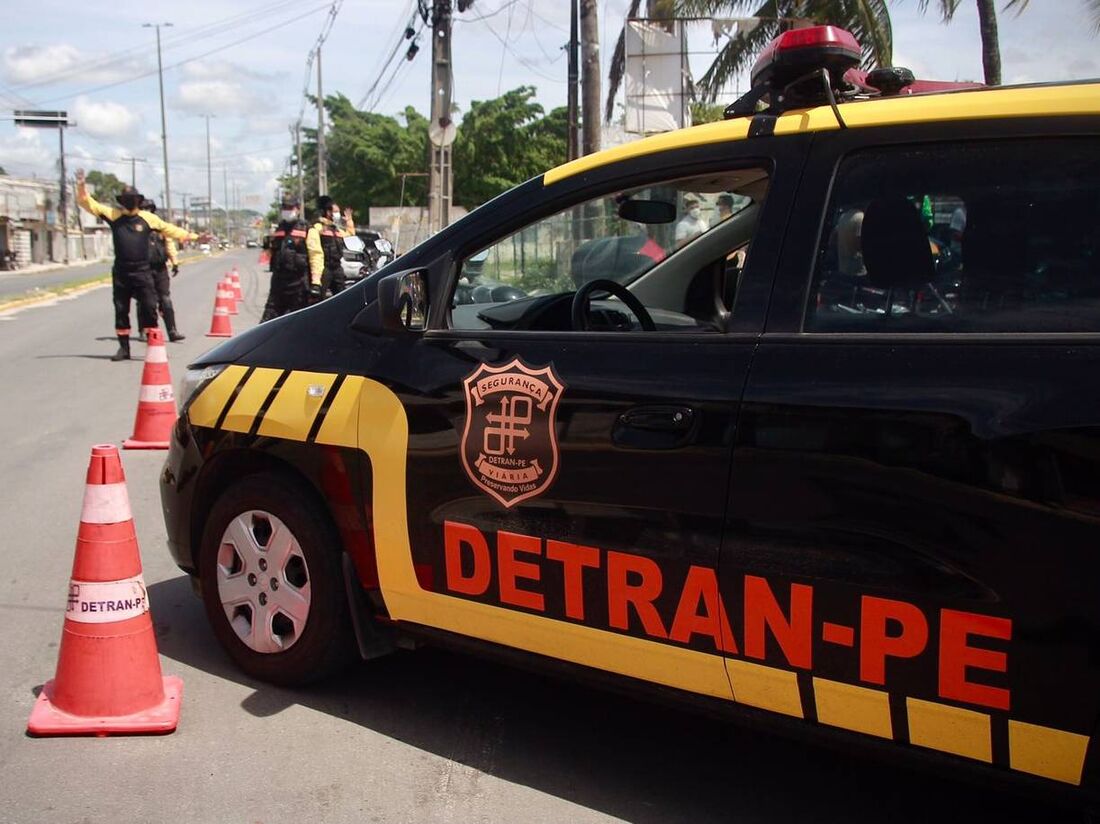 Carro do Detran-PE - Melissa Fernandes/Folha de Pernambuco