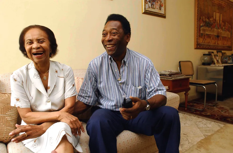 Pelé em entrevista ao lado da mãe, dona Celeste - 20/02/2004 �- Foto: Arquivo A Tribuna
