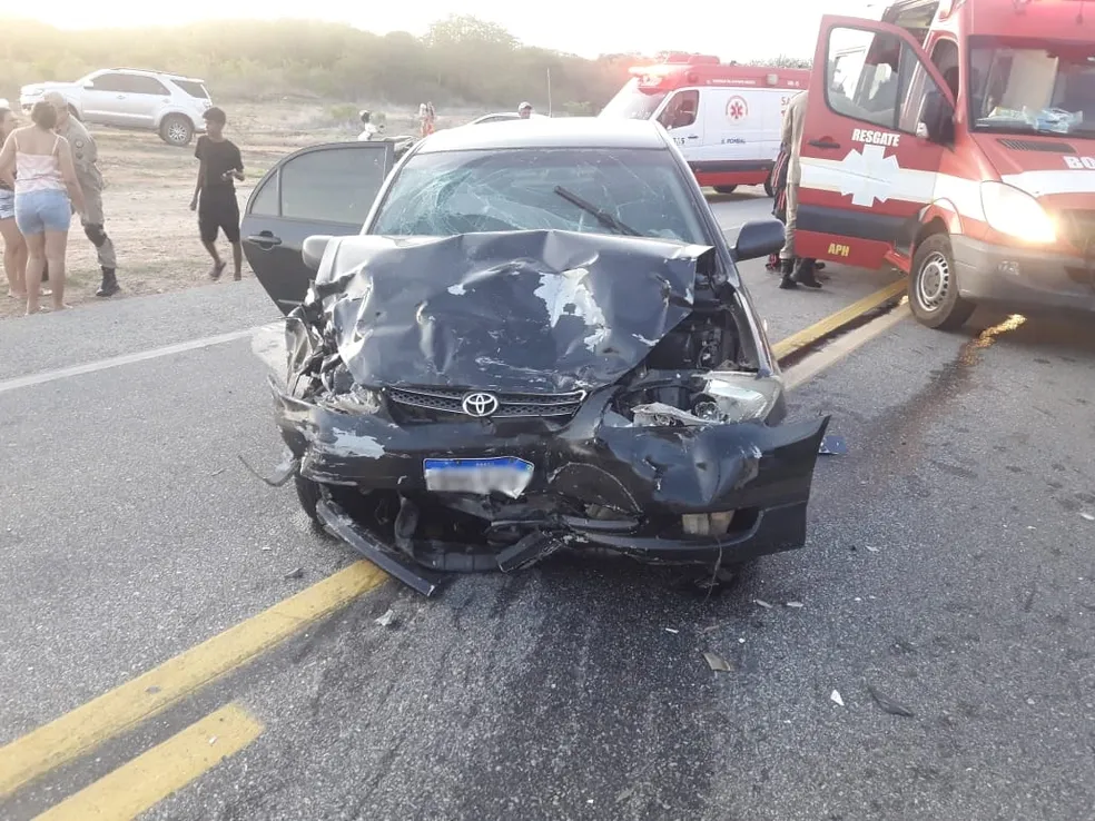 Corolla estava sete pessoas dentro na hora do acidente - Foto: Corpo de Bombeiros/Divulgação