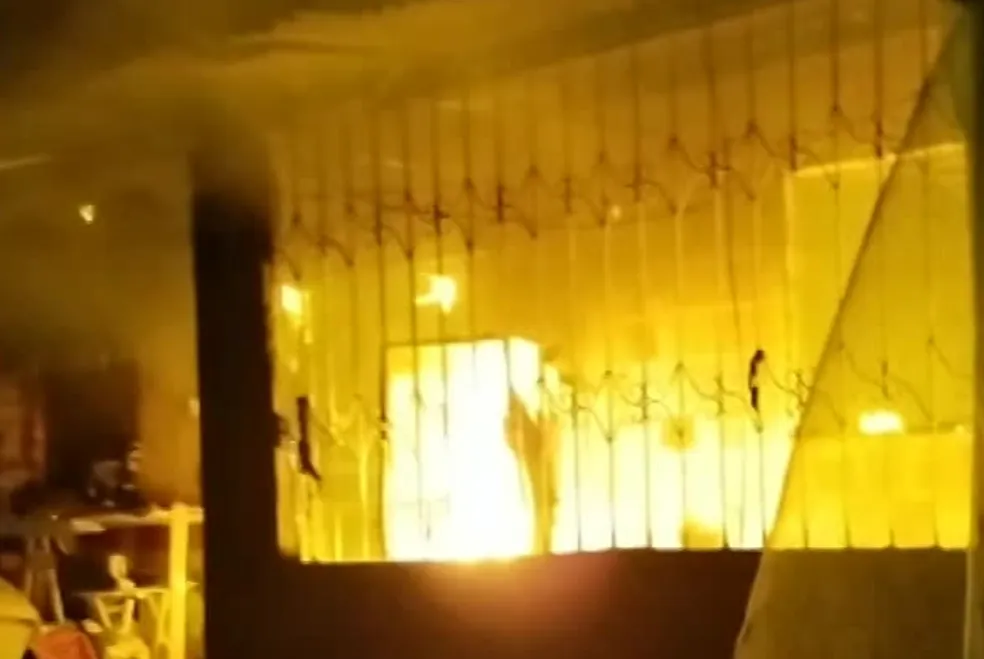 Incêndio em casa onde jovens foram eletrocutados, em Tamandaré �- Foto: Reprodução/WhatsApp