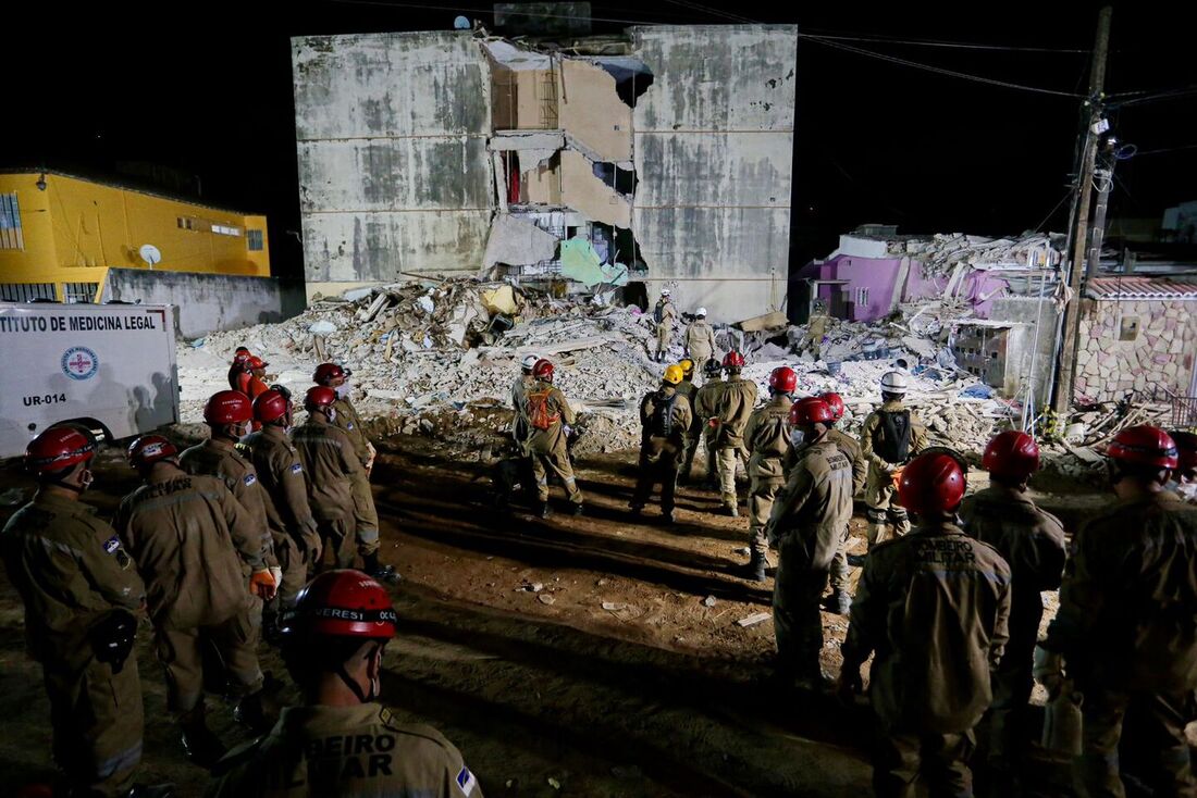 Bombeiros encontram corpo de mulher de 60 anos nos escombros do Edifício Leme, em Olinda - Foto: Alexandre Aroeira / Folha de Pernambuco