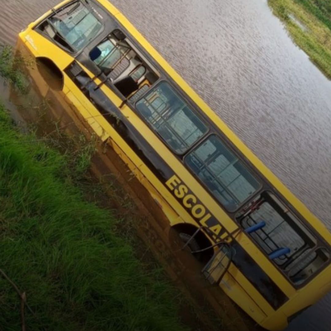 Ônibus escolar tomba e cai dentro de açude na zona rural de Serra Talhada - Foto: Reprodução / Cultura FM