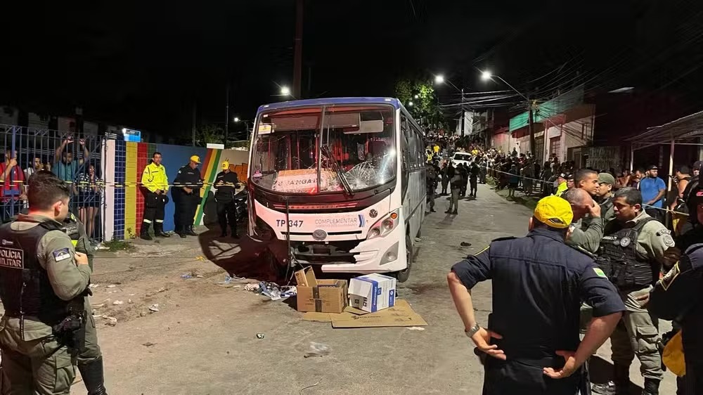 Micro-ônibus que atropelou participantes de procissão em Jaboatão dos Guararapes, no Grande Recife - Foto: Everaldo Silva/TV Globo