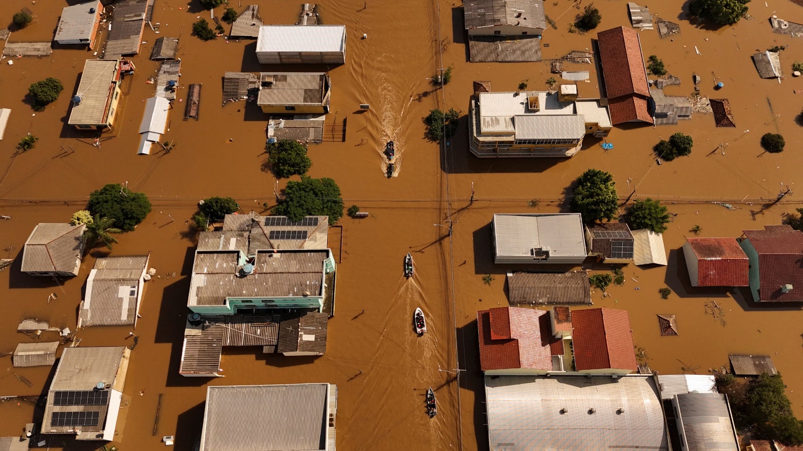 Imagem de drone mostra voluntários procurando por moradores isolados em Canoas, no Rio Grande do Sul, em 5 de maio de 2024 - Foto: REUTERS/Amanda Perobelli