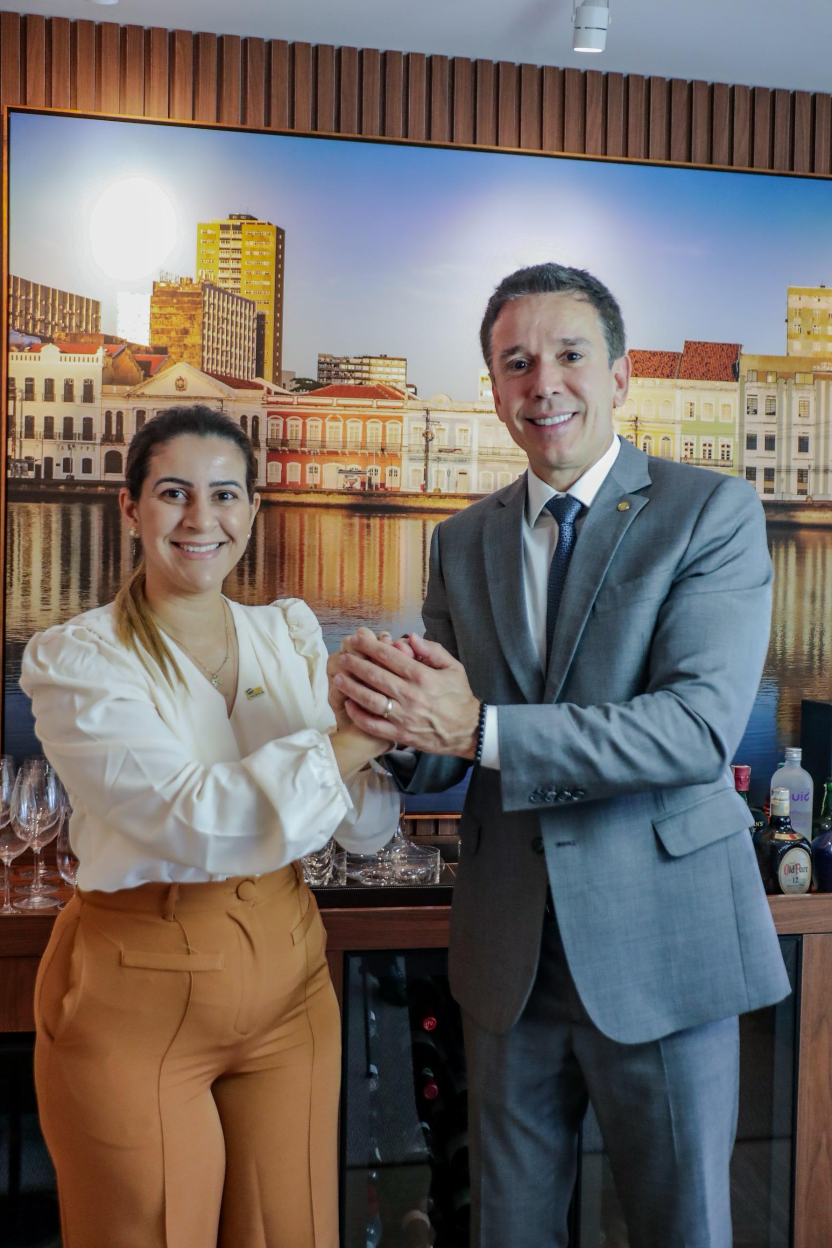 Prefeita Aline durante visita ao deputado Felipe Carreras. Foto/Redes Sociais