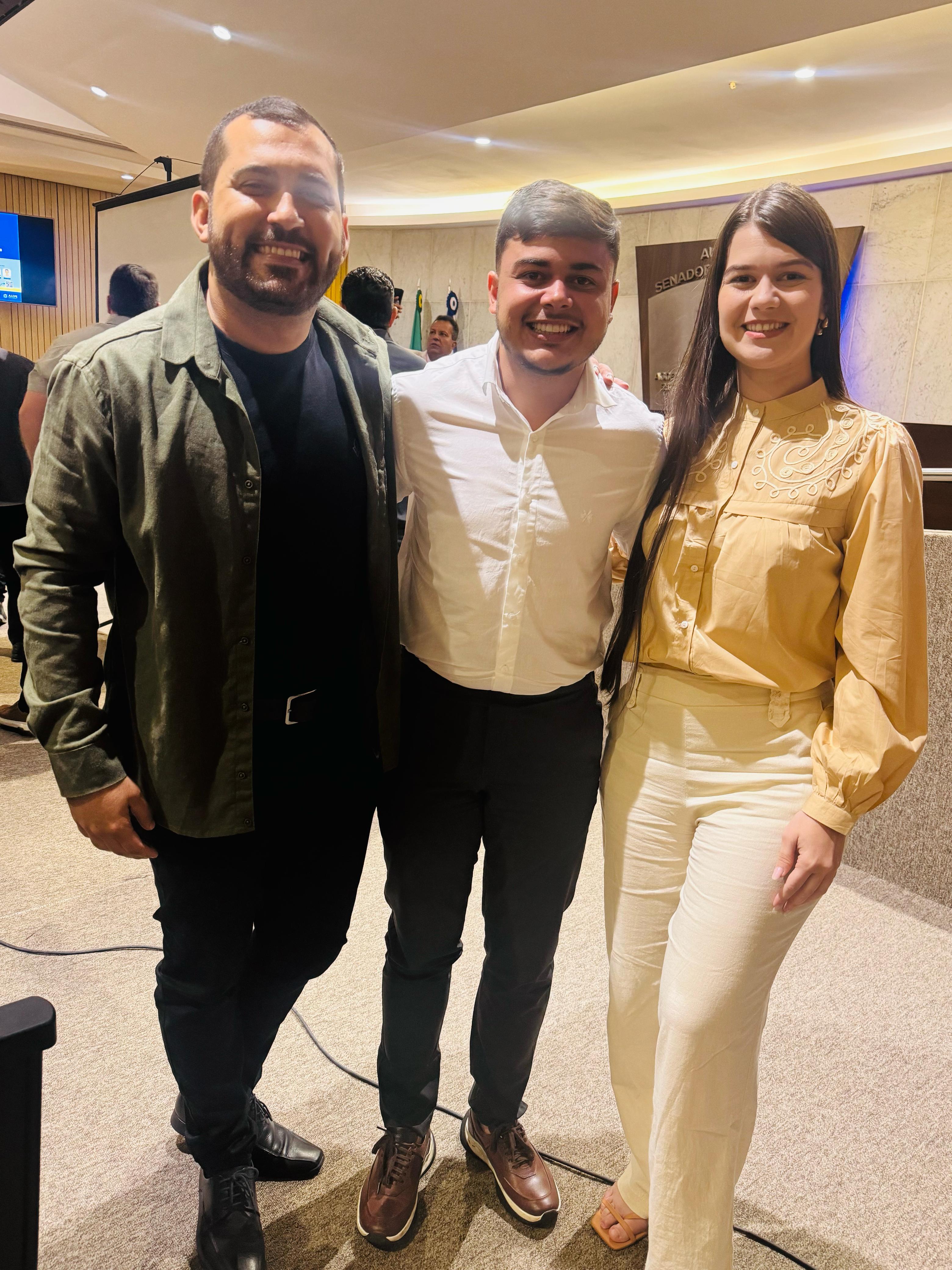 Vereador Alexandre ao lado de Daniel Tavares e Isabelle Brito, presidente e vice-presidente a Frente Jovem Parlamentar.