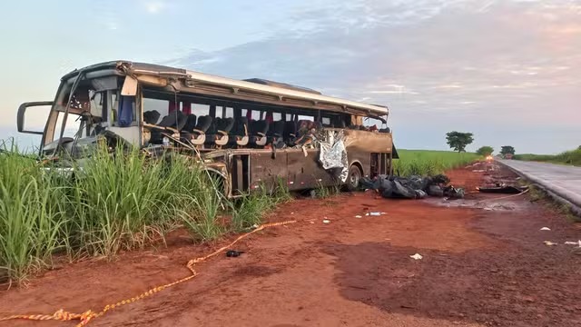 Ônibus que colidiu com caminhão entre Nuporanga (SP) e São José da Bela Vista (SP) ficou destruído  Foto: Guilherme Leoni/EPTV