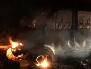 Van de passageiros pega fogo na Serra de Teixeira