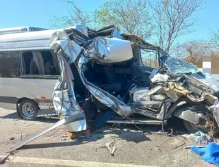 Sete pessoas da mesma família que voltavam de velório morrem em colisão entre van e caminhão no Sertão de PE