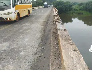 Caminhão fica submerso no Rio Tibagi após motorista perder controle e cair de ponte