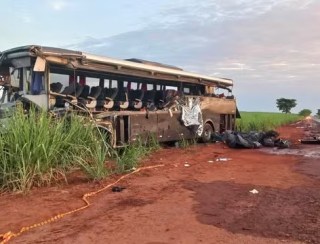 Acidente entre caminhão e ônibus com universitários deixa 12 mortos em rodovia no interior de SP