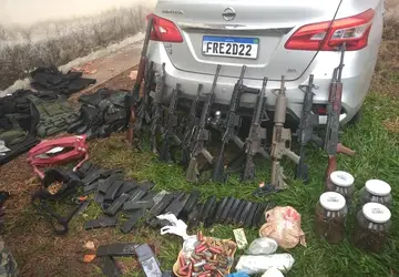 Armamento apreendido durante operação da PM e PRF que resultou na morte de 25 suspeitos de roubo a bancos em Varginha (MG) �- Foto: Divulgação/Polícia Militar