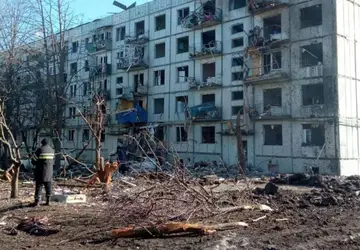 Prédio atingido por bombas na cidade de Chuhuiv, na região de Kharkiv, na Ucrânia, em 24 de fevereiro de 2022 (Foto: Divulgação/Serviço de Emergência da Ucrânia/Reuters)