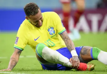 Neymar sofreu lesão no tornozelo direito na estreia da seleção brasileira na Copa do Mundo 2022 �- Foto: AFP