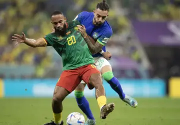 Alex Teles, lateral da Seleção Brasileira, marca Bryan Mbeumo em jogo contra Camarões Lucas Figueiredo/CBF
