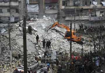 Resgate de vítimas sob escombros em Aleppo, na Síria - Foto: AFP
