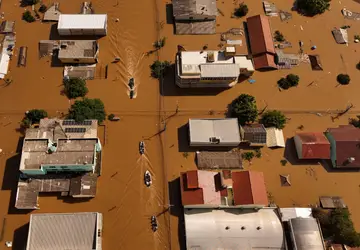Imagem de drone mostra voluntários procurando por moradores isolados em Canoas, no Rio Grande do Sul, em 5 de maio de 2024 - Foto: REUTERS/Amanda Perobelli