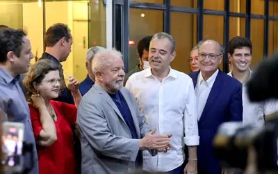 Ao lado de aliados, Lula desembarca em Pernambuco nesta terça (19)
