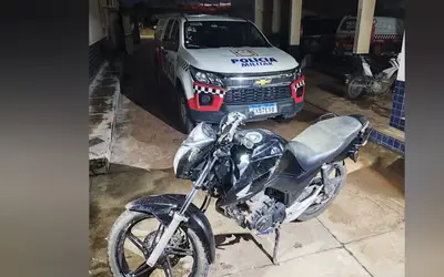 Homem com sinais de embriaguez bate moto com registro de furto em viatura da PM em Prainha