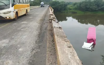 Caminhão fica submerso no Rio Tibagi após motorista perder controle e cair de ponte