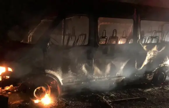 Van de passageiros pega fogo na Serra de Teixeira